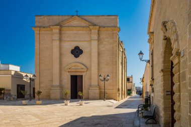 Acaya, Lecce, Salento, Puglia, İtalya 'nın küçük bir köyü. Santa Maria della Neve Kilisesi, barok, neoklasik ve Roma tarzı. Düz taşla döşenmiş küçük bir meydanın ön cephesi.