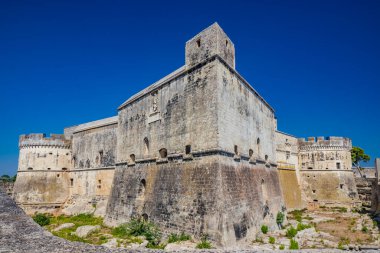 İtalya 'nın küçük, güçlendirilmiş Acaya, Lecce, Salento, Puglia köyü. Büyük taşlarla döşenmiş meydan. Kuleleri ve hendekleri olan antik ortaçağ kalesi..