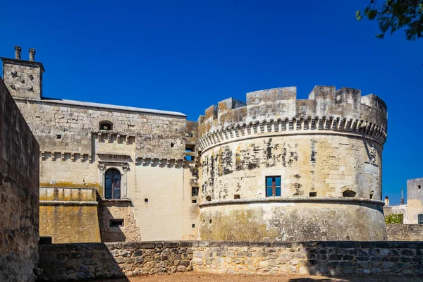 意大利Puglia的Acaya Lecce Salento的一个设防小村庄 大石子铺成的正方形 古老的中世纪城堡 有塔楼和护城河 — 图库照片