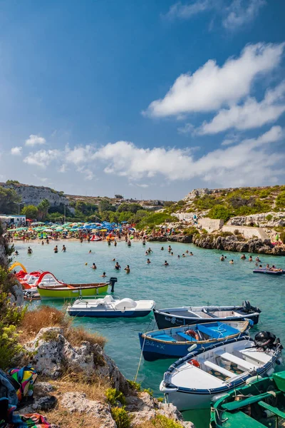 2021年8月17日 意大利Puglia的Otranto 著名海滨度假胜地Porto Badisco的小海滩 游客们度过暑假 人们在海里玩乐和游泳 图库图片