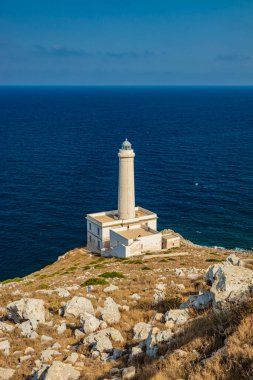 Punta Palascia 'nın deniz feneri, Otranto, Lecce, Salento, Puglia, İtalya. Pelerin İtalya 'nın en doğu noktasıdır. Bina, Adriyatik ve İyon denizlerini ayıran promontuarda yer alıyor..