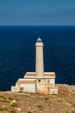 Punta Palascia 'nın deniz feneri, Otranto, Lecce, Salento, Puglia, İtalya. Pelerin İtalya 'nın en doğu noktasıdır. Bina, Adriyatik ve İyon denizlerini ayıran promontuarda yer alıyor..