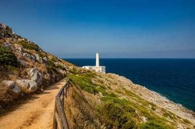 Punta Palascia 'nın deniz feneri, Otranto, Lecce, Salento, Puglia, İtalya. Pelerin İtalya 'nın en doğu noktasıdır. Bina, Adriyatik ve İyon denizlerini ayıran promontuarda yer alıyor..