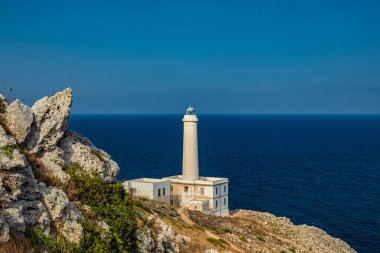 Punta Palascia 'nın deniz feneri, Otranto, Lecce, Salento, Puglia, İtalya. Pelerin İtalya 'nın en doğu noktasıdır. Bina, Adriyatik ve İyon denizlerini ayıran promontuarda yer alıyor..