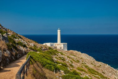 Punta Palascia 'nın deniz feneri, Otranto, Lecce, Salento, Puglia, İtalya. Pelerin İtalya 'nın en doğu noktasıdır. Bina, Adriyatik ve İyon denizlerini ayıran promontuarda yer alıyor..