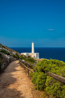 Punta Palascia 'nın deniz feneri, Otranto, Lecce, Salento, Puglia, İtalya. Pelerin İtalya 'nın en doğu noktasıdır. Bina, Adriyatik ve İyon denizlerini ayıran promontuarda yer alıyor..