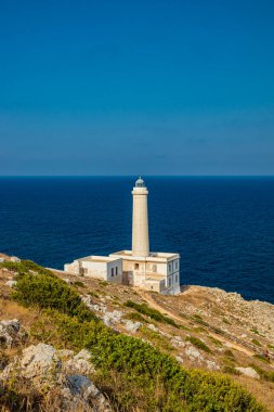 Punta Palascia 'nın deniz feneri, Otranto, Lecce, Salento, Puglia, İtalya. Pelerin İtalya 'nın en doğu noktasıdır. Bina, Adriyatik ve İyon denizlerini ayıran promontuarda yer alıyor..