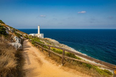 Punta Palascia 'nın deniz feneri, Otranto, Lecce, Salento, Puglia, İtalya. Pelerin İtalya 'nın en doğu noktasıdır. Bina, Adriyatik ve İyon denizlerini ayıran promontuarda yer alıyor..
