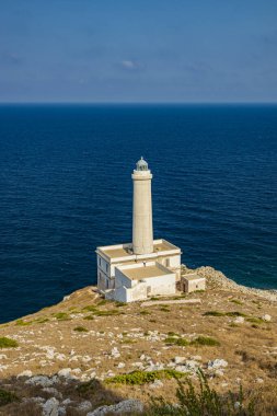 Punta Palascia 'nın deniz feneri, Otranto, Lecce, Salento, Puglia, İtalya. Pelerin İtalya 'nın en doğu noktasıdır. Bina, Adriyatik ve İyon denizlerini ayıran promontuarda yer alıyor..