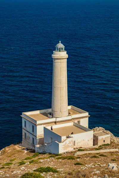 Punta Palascia 'nın deniz feneri, Otranto, Lecce, Salento, Puglia, İtalya. Pelerin İtalya 'nın en doğu noktasıdır. Bina, Adriyatik ve İyon denizlerini ayıran promontuarda yer alıyor..