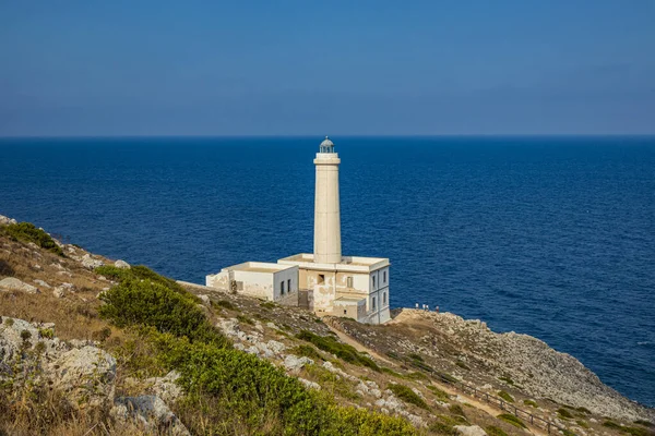 位于意大利Puglia Otranto Lecce Salento的Punta Palascia灯塔 斗篷是意大利最东端的地方 这座建筑坐落在分隔亚得里亚海和爱奥尼亚海的海角上 免版税图库图片