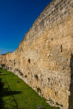 Tarquinia, Viterbo, Lazio, İtalya şehrin tarihi merkezini çevreleyen antik savunma ve takviye duvarları. Savunma duvarı, yüksek ve dirençli, tuğladan yapılmış..