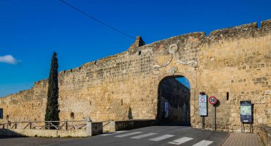 6 Şubat 2022 - Tarquinia, Viterbo, Lazio, İtalya - Şehrin tarihi merkezini çevreleyen antik surlar. Köyün girişi olan büyük kemer..