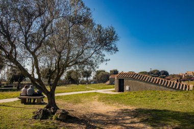 6 Şubat 2022 - Tarquinia, Viterbo, Lazio, İtalya - Monterozzi 'nin Etrüsk mezarlığı, antik Etrüsk halkının yeraltı hipogeum mezarları.