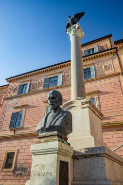 6 Şubat 2022 - Tarquinia, Lazio, İtalya - İtalyan siyasetçi, gazeteci ve İtalyan devrimci hareketinin baş kahramanı olan İtalya 'nın birleşmesi için aktivist Giuseppe Mazzini' nin bronz heykeli.