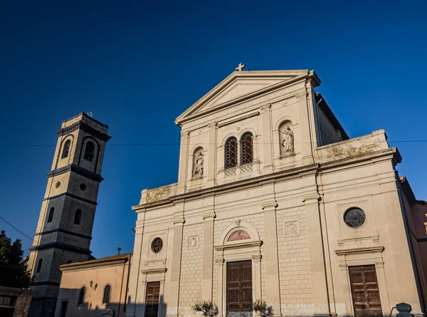 意大利拉齐奥Viterbo的Tarquinia村 圣玛格瑞塔和马蒂诺教堂的立面 中心的蒙面窗户和两个有圣徒雕像的壁龛 — 图库照片