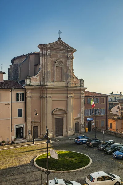 2022年2月6日 タルキニア ヴィテルボ ラツィオ イタリア 村のメイン広場にあるサン レオナルド教会 イタリア国旗 警察署だ 上から撮影した四角形 — ストック写真