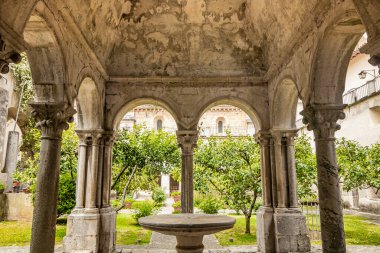 1 Mayıs 2022 - Priverno, Latina, Lazio, İtalya - Fossanova Manastırı. Muhteşem sütunları ve girişi olan manastır. Alacakaranlık, yalnızlık ve sessizlik. Turunçgil meyveli bahçe..