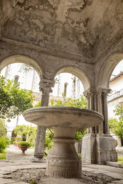 1 Mayıs 2022 - Priverno, Latina, Lazio, İtalya - Fossanova Manastırı. Muhteşem sütunları ve girişi olan manastır. Alacakaranlık, yalnızlık ve sessizlik. Turunçgil meyveli bahçe..