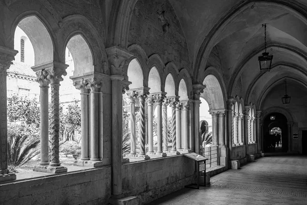 1 Mayıs 2022 - Priverno, Latina, Lazio, İtalya - Fossanova Manastırı. Muhteşem sütunları, girişi ve haç kasaları olan manastır. Alacakaranlık, yalnızlık ve sessizlik..