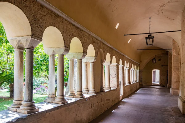 2022年5月1日 意大利拉齐奥的普里韦诺 Priverno Latina Lazio 福斯萨诺瓦修道院 Fossanova Abbey 修道院以其华丽的柱廊 门廊和枪管拱顶而著称 图库照片