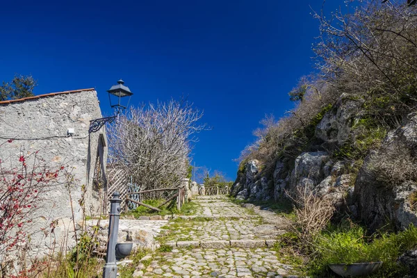 拉齐奥的托尔法小村子这条鹅卵石小巷陡峭地爬向圣母罗卡的圣地 这条路线是用十字路口标出的 — 图库照片