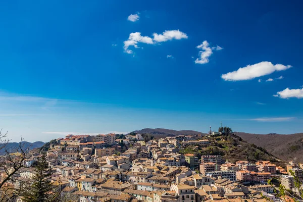 Pequeño Pueblo Tolfa Lazio Vista Ciudad Encaramada Montaña Arriba Iglesia — Foto de Stock