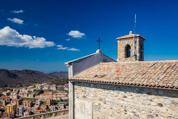 Lazio 'daki küçük Tolfa köyü. Uçurumun tepesindeki Madonna della Rocca Sığınağı. Issız bir merkez ve yukarıdan, kiliseden görünen evlerin çatıları..
