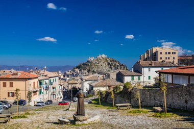 Lazio 'daki küçük Tolfa köyü. Capuchin manastırı, Papa Pio 'nun heykeli ve haç durağı. Kale ve tapınak uçurumun tepesinde..