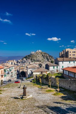 Lazio 'daki küçük Tolfa köyü. Capuchin manastırı, Papa Pio 'nun heykeli ve haç durağı. Kale ve tapınak uçurumun tepesinde..