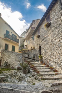 Lazio 'daki küçük Tolfa köyü. Eski taş, tuğla evler ve kaldırımlı sokakları olan bir kasaba..