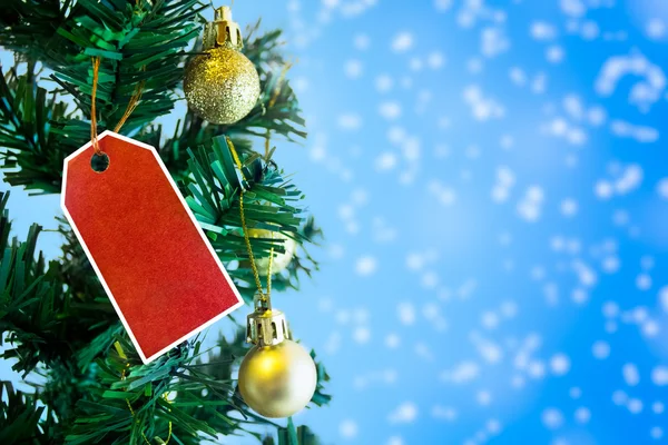 Weihnachtsbaum mit rotem Etikett — Stockfoto