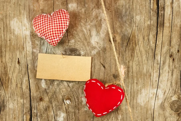 Bunte Herzen auf Holzgrund — Stockfoto