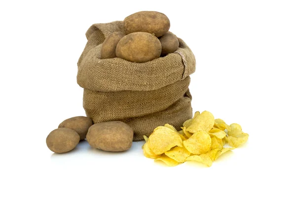 Patatas fritas con patatas crudas — Foto de Stock
