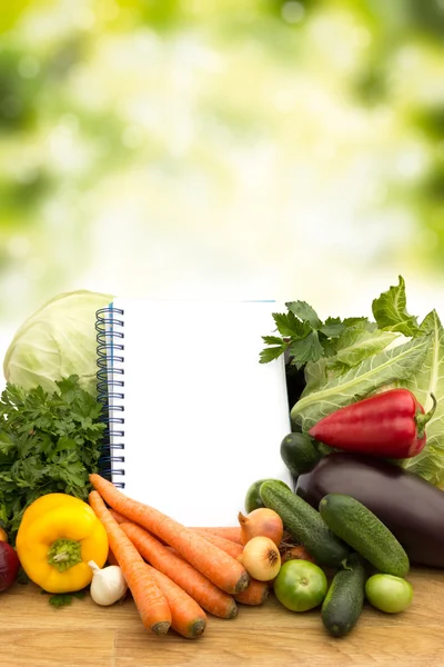 Färska grönsaker med anteckningar — Stockfoto
