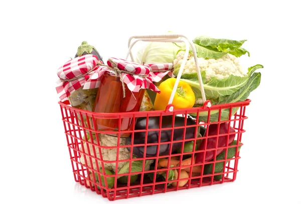 Bevásárlókosár élelmiszerekkel — Stock Fotó