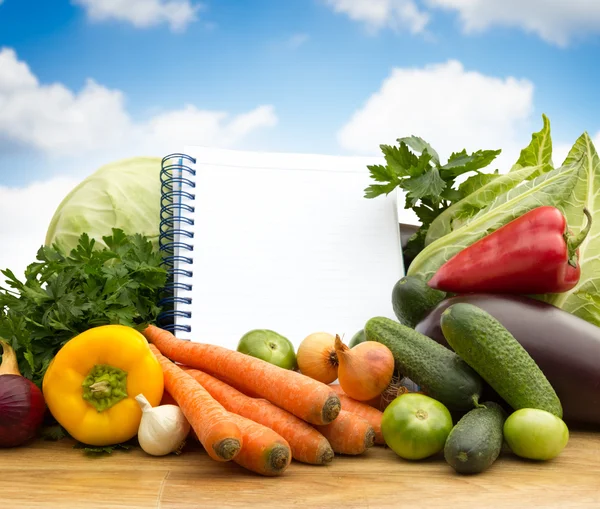 Different fresh vegetables with empty paper — Stock Photo, Image