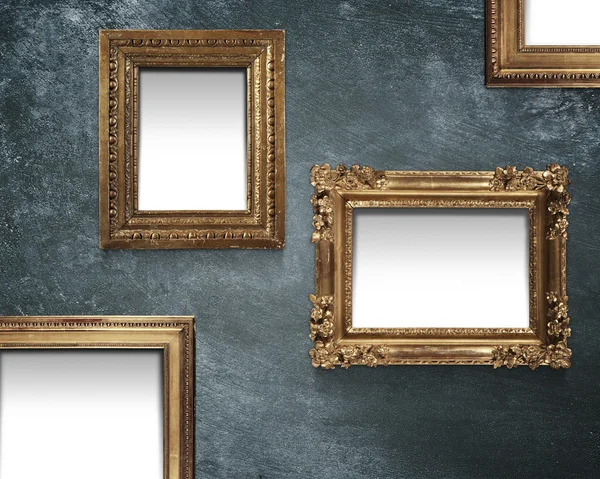 mavi bir duvara boş çerçeveler