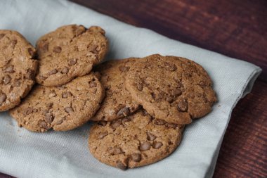 Çikolatalı kurabiye (çip kurabiye))