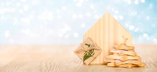 Tahta ev ve kurabiyeli Noel ağacı konsepti