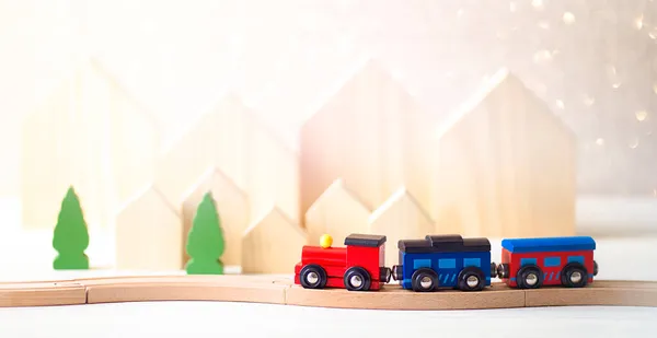 Minyatür Oyuncak Oyuncak Treni, Noel ağacı ve ahşap arka planda ahşap evler Noel tatili dekoratif konsepti..