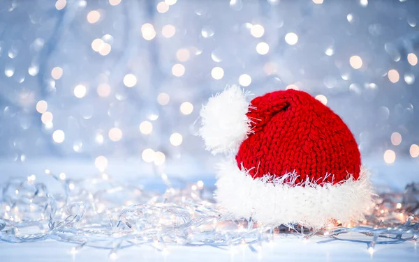 Noel Baba şapkası Noel ışığı arka planında