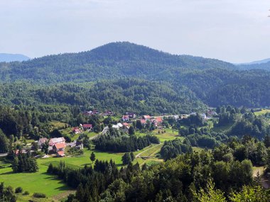 Lokve ve Gorski kotar 'ın orman alanı - Hırvatistan (Pogled na naselje Lokve i sumsko podrucje Gorskog kotara - Hrvatska)
