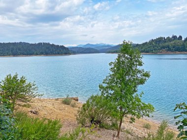 Yapay rezervuar Lokve Gölü veya Yapay Birikim Lokvarsko Gölü - Gorski kotar, Hırvatistan (Lokvarsko jezero ili umjetno akumulacijsko Omladinsko jezero, Lokve - Gorski kotar, Hrvatska)