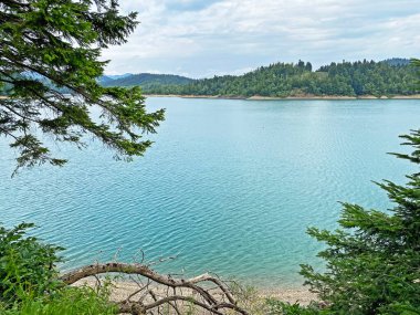 Yapay rezervuar Lokve Gölü veya Yapay Birikim Lokvarsko Gölü - Gorski kotar, Hırvatistan (Lokvarsko jezero ili umjetno akumulacijsko Omladinsko jezero, Lokve - Gorski kotar, Hrvatska)