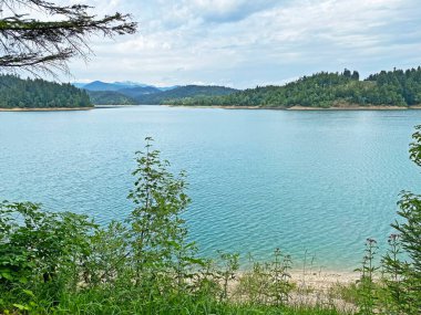 Yapay rezervuar Lokve Gölü veya Yapay Birikim Lokvarsko Gölü - Gorski kotar, Hırvatistan (Lokvarsko jezero ili umjetno akumulacijsko Omladinsko jezero, Lokve - Gorski kotar, Hrvatska)