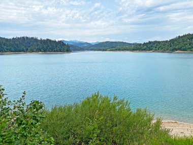Yapay rezervuar Lokve Gölü veya Yapay Birikim Lokvarsko Gölü - Gorski kotar, Hırvatistan (Lokvarsko jezero ili umjetno akumulacijsko Omladinsko jezero, Lokve - Gorski kotar, Hrvatska)