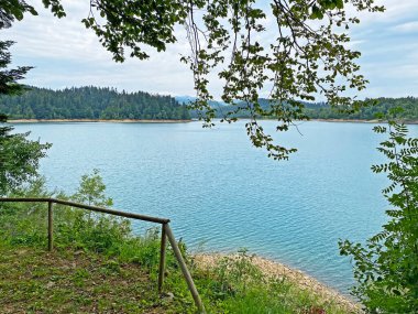 Yapay rezervuar Lokve Gölü veya Yapay Birikim Lokvarsko Gölü - Gorski kotar, Hırvatistan (Lokvarsko jezero ili umjetno akumulacijsko Omladinsko jezero, Lokve - Gorski kotar, Hrvatska)