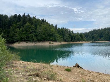 Yapay rezervuar Lokve Gölü veya Yapay Birikim Lokvarsko Gölü - Gorski kotar, Hırvatistan (Lokvarsko jezero ili umjetno akumulacijsko Omladinsko jezero, Lokve - Gorski kotar, Hrvatska)