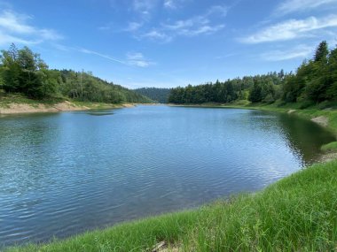 Yapay rezervuar Lokve Gölü veya Yapay Birikim Lokvarsko Gölü - Gorski kotar, Hırvatistan (Lokvarsko jezero ili umjetno akumulacijsko Omladinsko jezero, Lokve - Gorski kotar, Hrvatska)